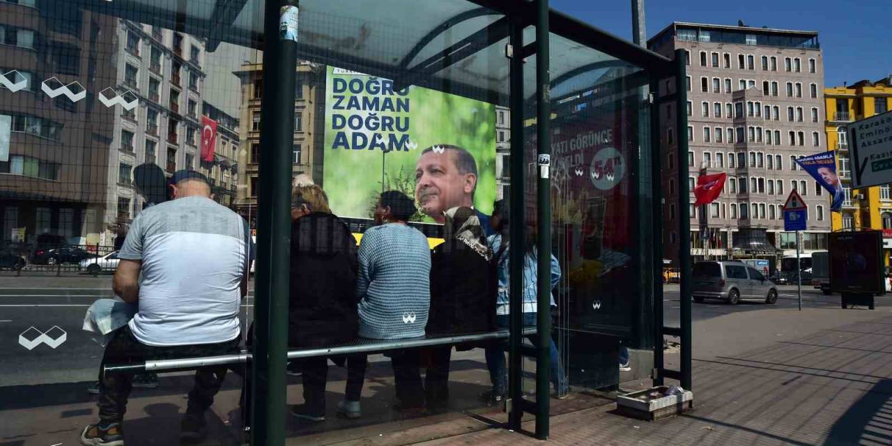İstanbul’un Cadde Ve Meydanlarında Afişlerin Yarışı