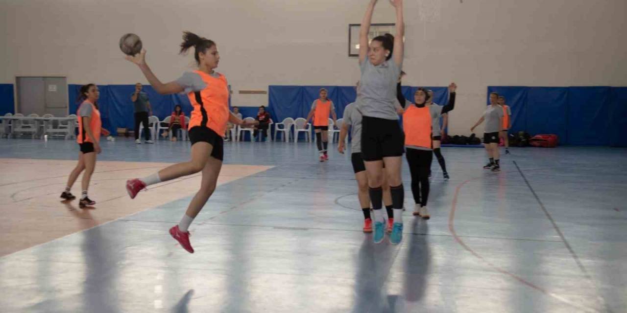 Seyhan’da Hentbol Şenliği