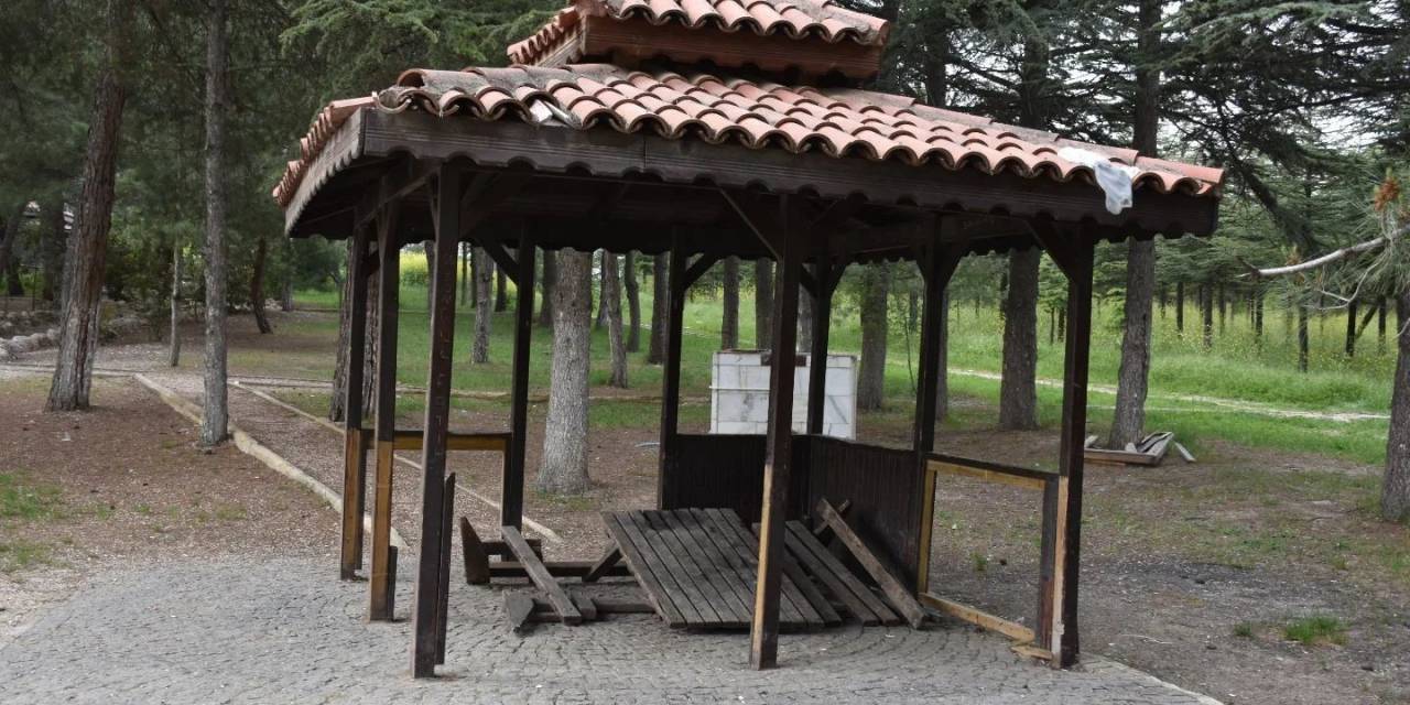 Parklarda Bank Ve Kamelyalara Zarar Verenlere ’lütfen Yeter’ Sitemi