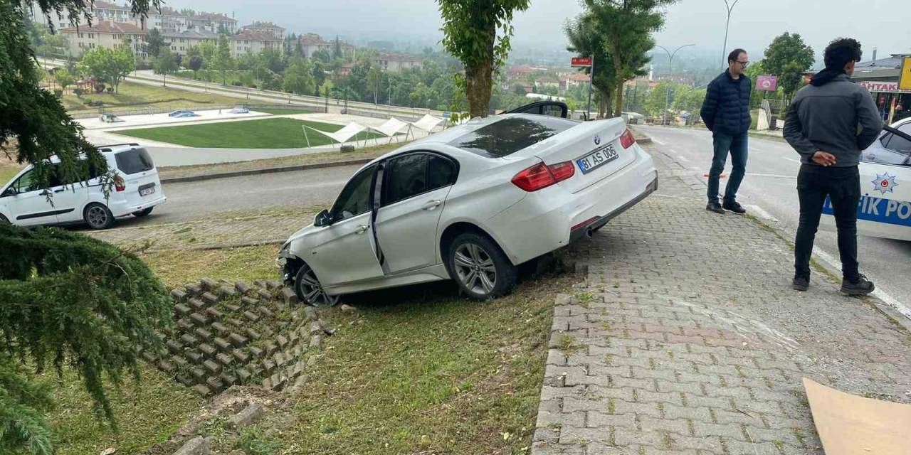 Düzce’de Otomobil Aydınlatma Direğine Çarptı: 2 Yaralı