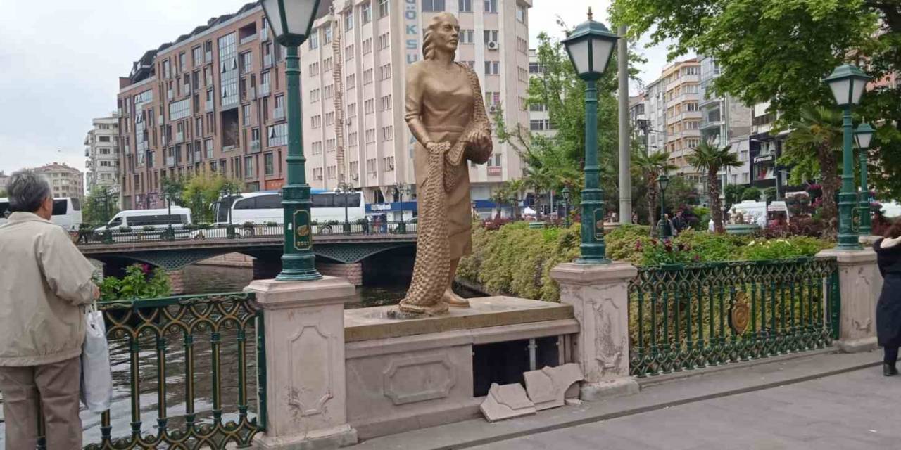 Köprübaşı’nda Heykelin Duvarı Vandalların Hedefi Oldu