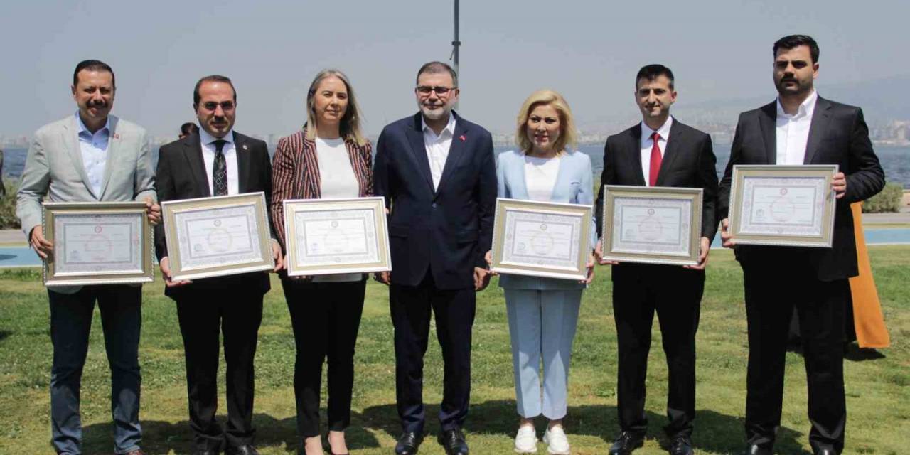 Ak Parti’nin İzmir Milletvekilleri Mazbatalarını Aldı