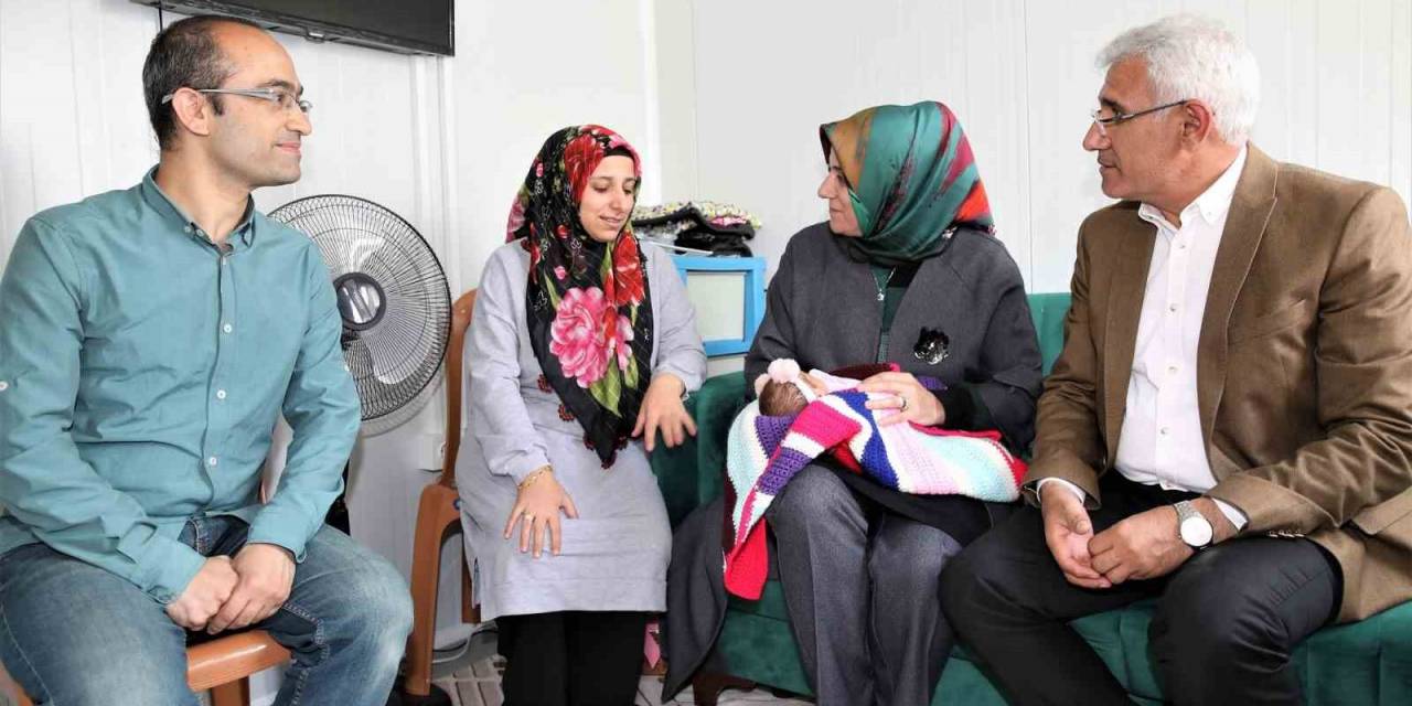 Başkan Güder Bebek Sevinci Yaşayan Depremzede Aileyi Ziyaret Etti
