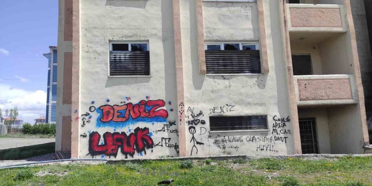 Kars’ta Jandarmanın Boşalttığı Lojmanlar Harabeye Döndü