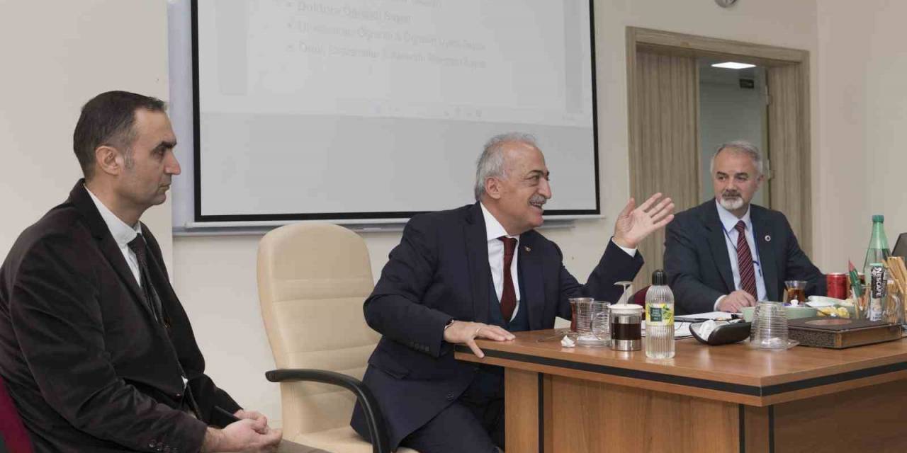 Rektör Çomaklı Hukuk, İktisadi Ve İdari Bilimler İle Mimarlık Ve Tasarım Fakültelerini Ziyaret Etti
