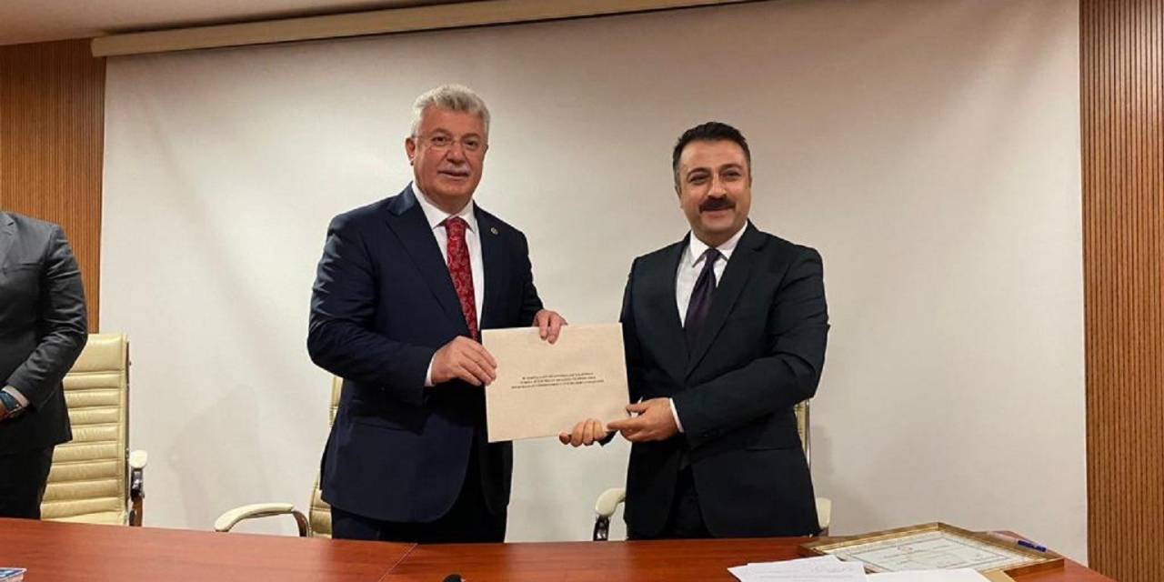 Ak Parti Grup Başkanvekili Muhammet Emin Akbaşoğlu Mazbatasını Aldı