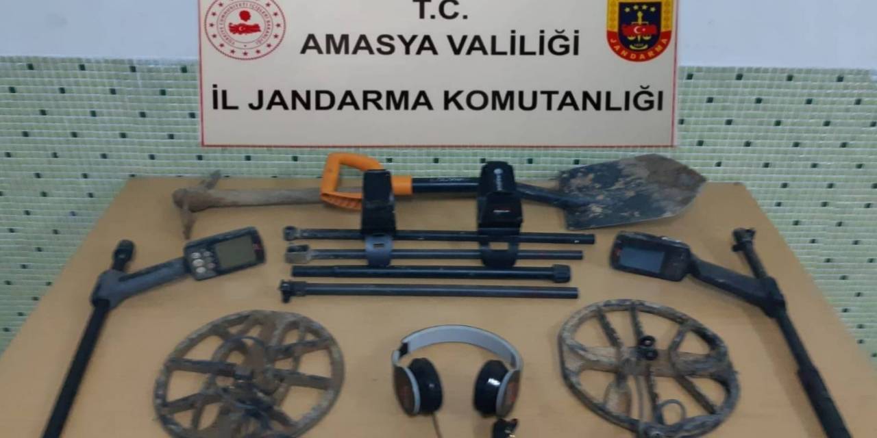 Dağlık Arazide Kaçak Kazı Yaparken Jandarmaya Yakalandılar