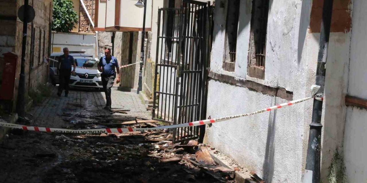 Antalya’da 22 Milyon Liraya Satışta Olan Tarihi Binadaki Yangın Geceyi Aydınlattı