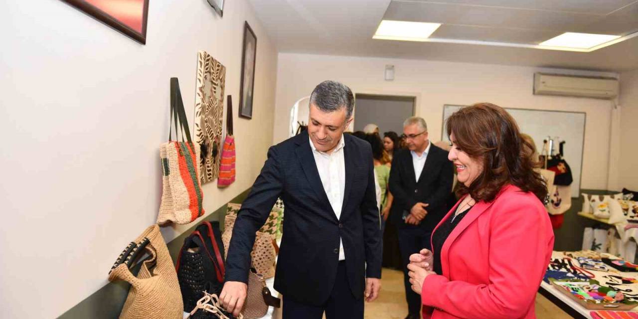 Kadınların Ürettiği El Emeği Ürünler Sergilendi