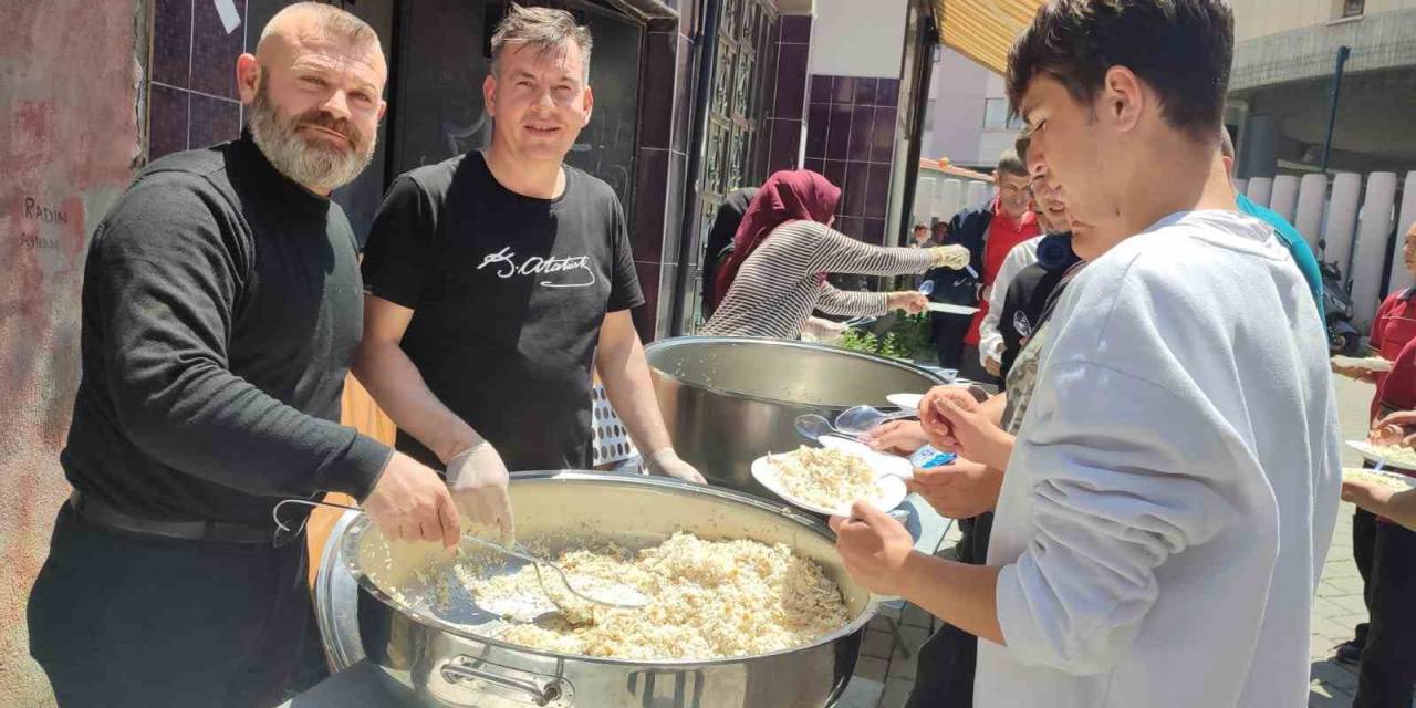İlk Maaşını Vatandaşa Yedirdi