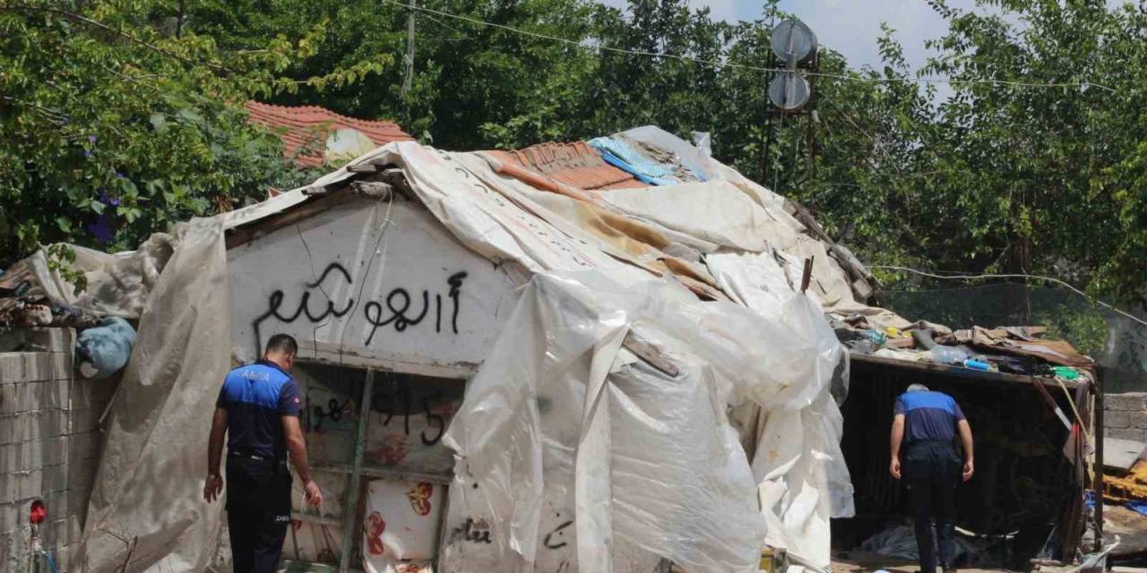 Mahalleliyi İsyan Ettiren Metruk Çöp Ev, Belediye Ekiplerince Yıkıldı