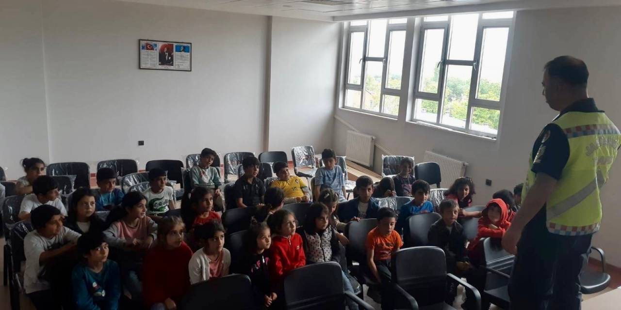 Elazığ’da Jandarma Ekipleri, Öğrencilere Trafik Eğitimi Verdi