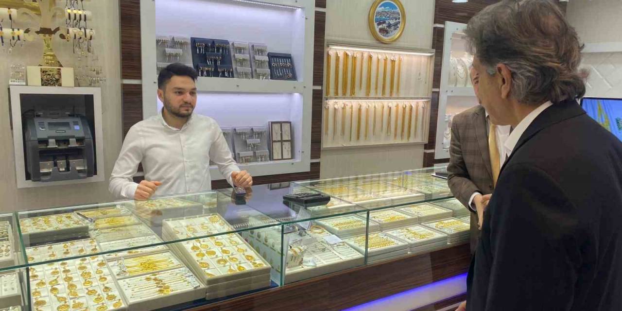 Ak Partili Milletvekili Mustafa Demir, Fatih’te Esnafı Ziyaret Etti