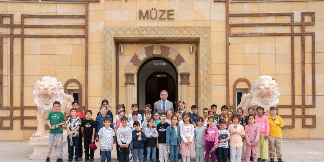 Öğrenciler, Selçuk Üniversitesi Müzesini Gezdi