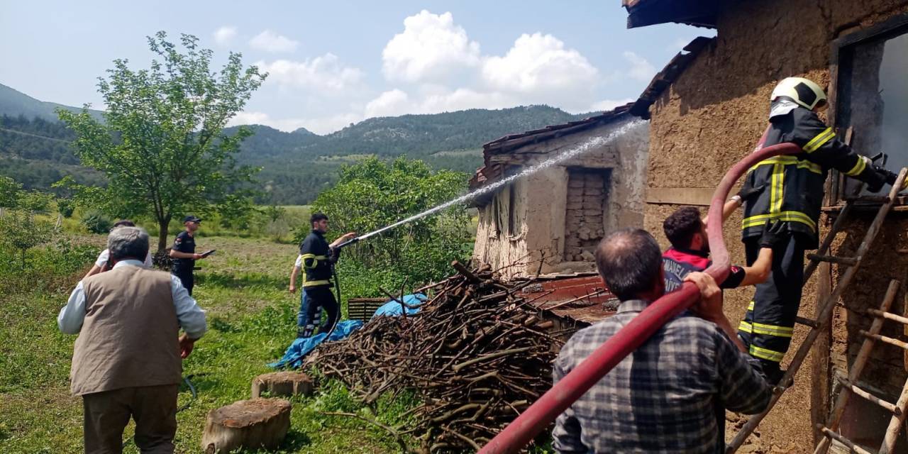 Tek Katlı Ahşap Ev Çıkan Yangında Ev Kullanılamaz Hale Geldi