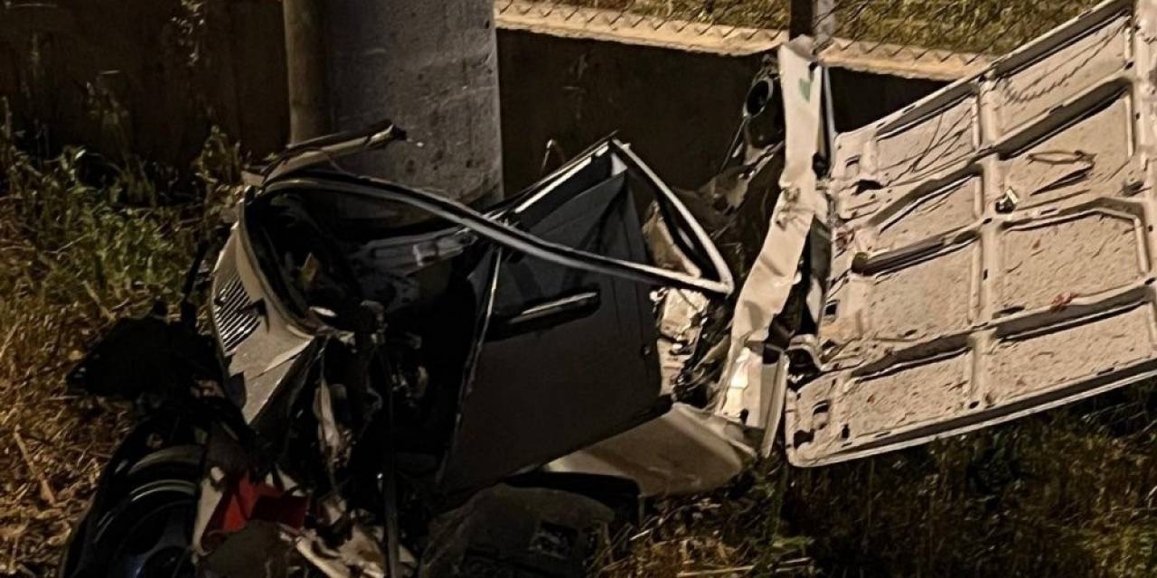 Aydınlatma Direğine Çarpan Araç Metal Yığınına Döndü: 1 Ölü, 1 Yaralı