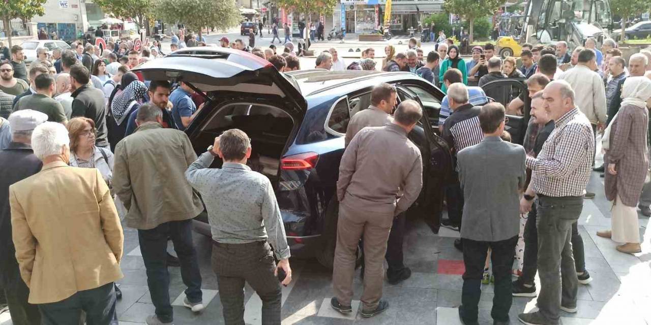 Devrekli Vatandaşlar Togg İle Fotoğraf Çektirmek İçin Sıraya Girdiler