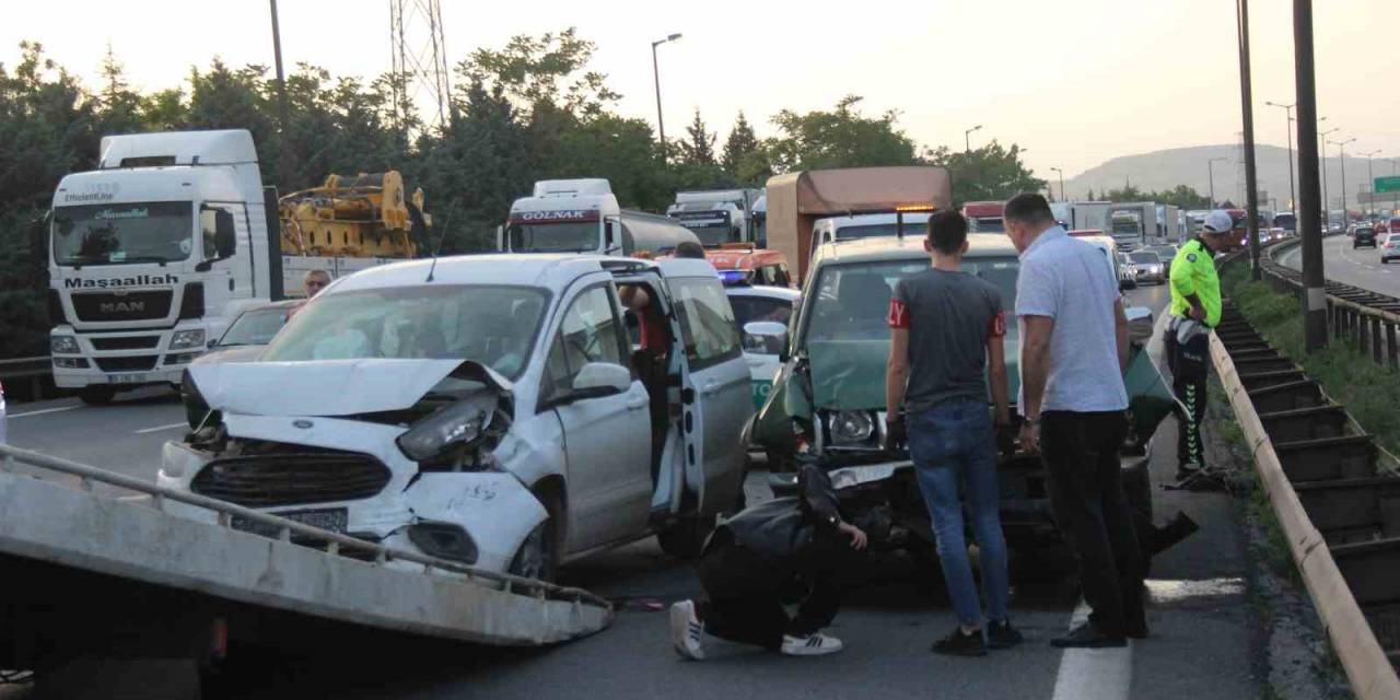 Arıza Yapan Kamyon Zincirleme Kazaya Sebep Oldu: 2 Kişi Yaralandı