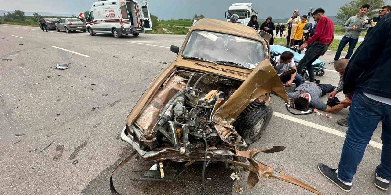 Kavşakta Otomobil İle Kamyonet Çarpıştı: 2 Yaralı