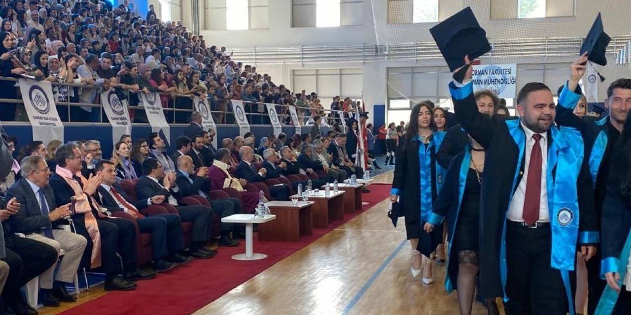 Yök Başkanı Özvar, Çankırı’da Üniversite Öğrencilerinin Mezuniyet Heyecanına Ortak Oldu