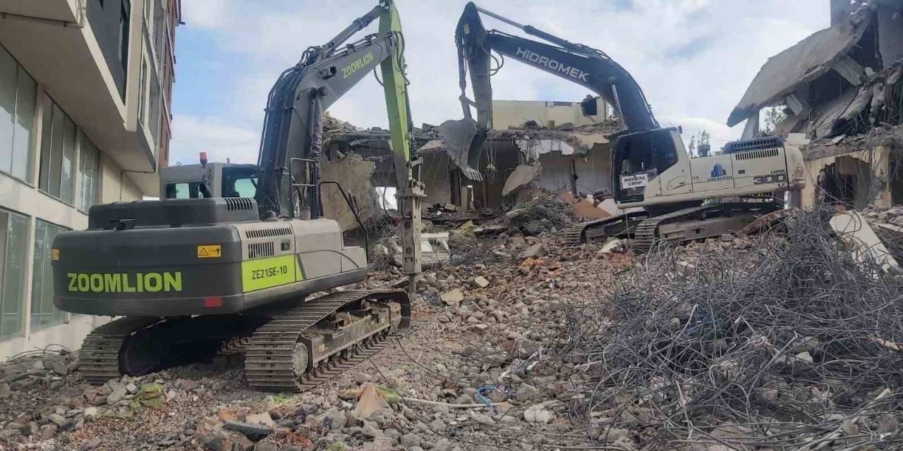 Nurhak’ta Ağır Hasarlı Binaların Yıkımı Devam Ediyor