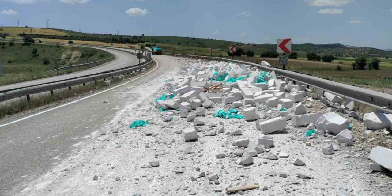 Tırdan Dökülen İnşaat Malzemeleri Yola Saçıldı