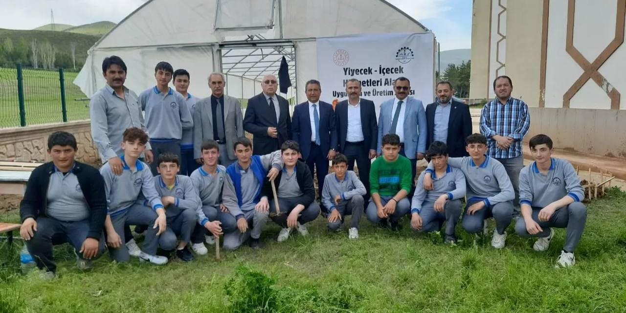 Mesleki Ve Teknik Anadolu Lisesi Serası Üretime Başlıyor