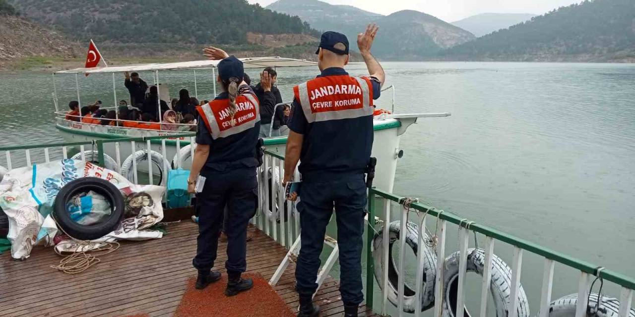 Jandarma Çocuklara Çevre Ve Sokak Hayvanlarının Nasıl Korunacağını Anlattı