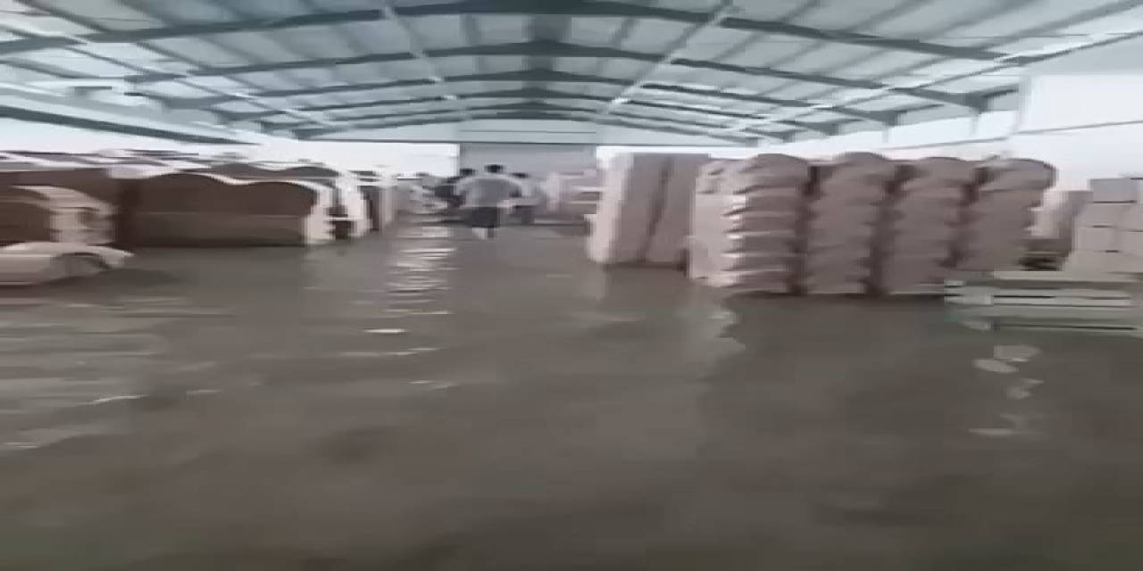 Vezirköprü’de Sağanak: İş Yerlerini Su Bastı