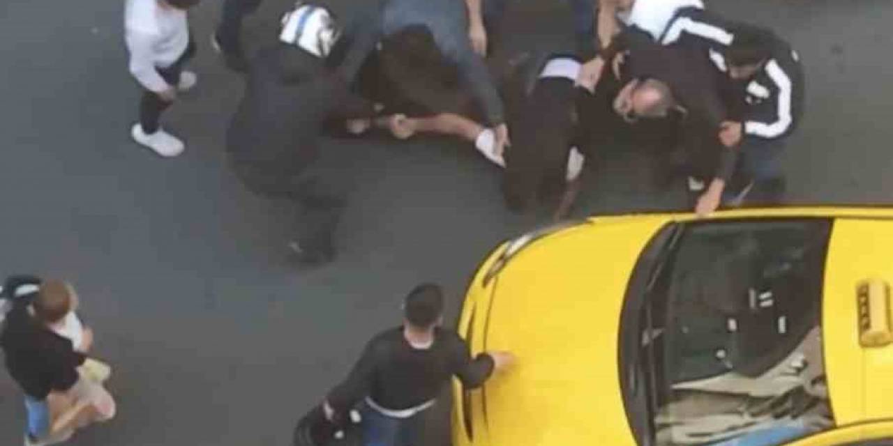 Şişli’de Kurye Ve Taksici Trafikte Yol Verme Yüzünden Yüzünden Birbirine Girdi