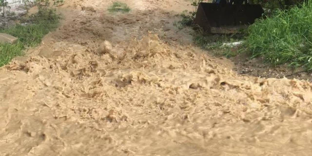 Sağanak Yağış Ve Dolu Sonrası Su Basan Ev Ve Ahırlarda Hayvanlar Mahsur Kaldı