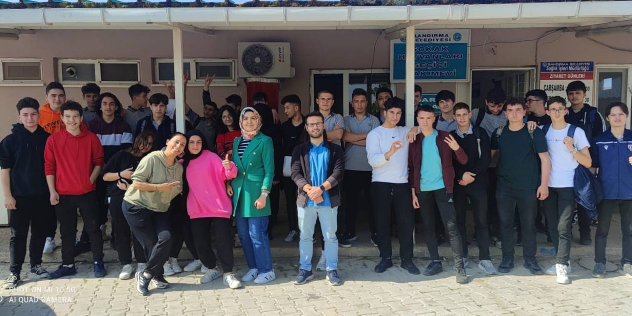 Harçlıklarını Biriktirip Sokak Hayvanlarına Mama Aldılar