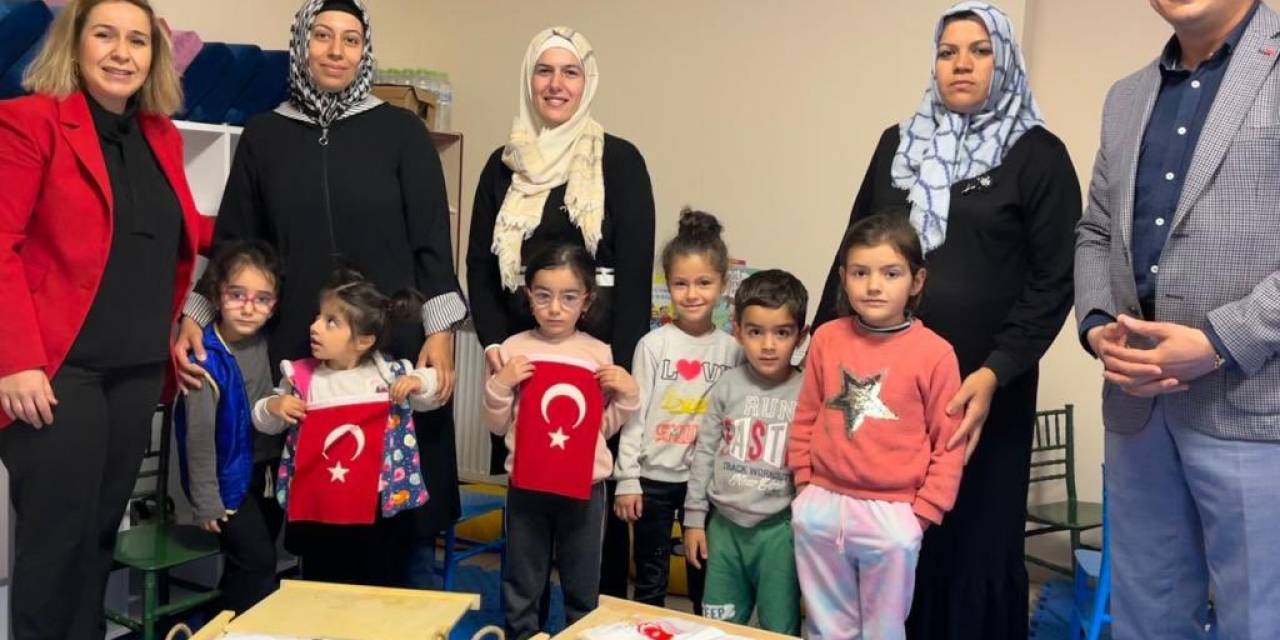 Depremzede Öğrencilere Oyun Sandıkları Dağıtıldı