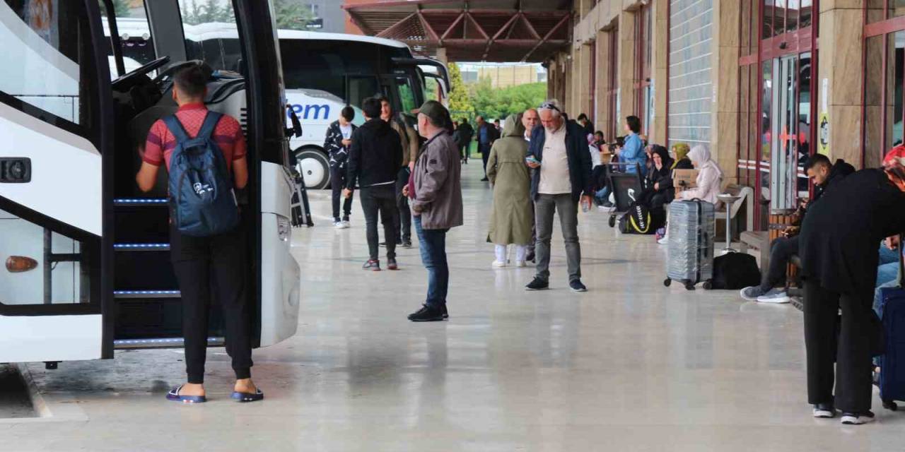 Yüzlerce Depremzede, Vatandaşlık Görevi İçin Memleketlerine Oy Kullanmaya Gitti