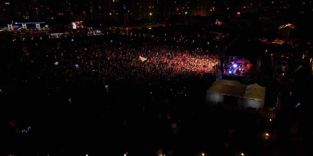 Büyükşehir’in Ahmet Şafak Gençlik Konserine Yoğun İlgi
