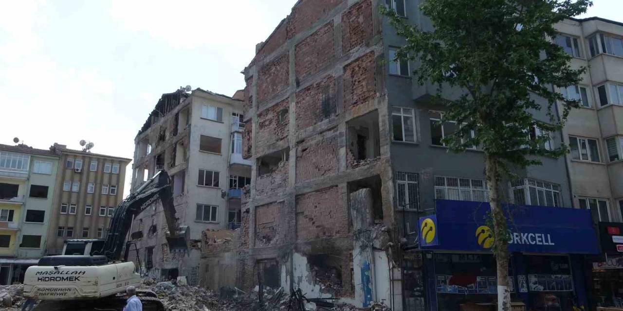 Malatya’da Ağır Hasarlı Binaların Yıkımı Sürüyor