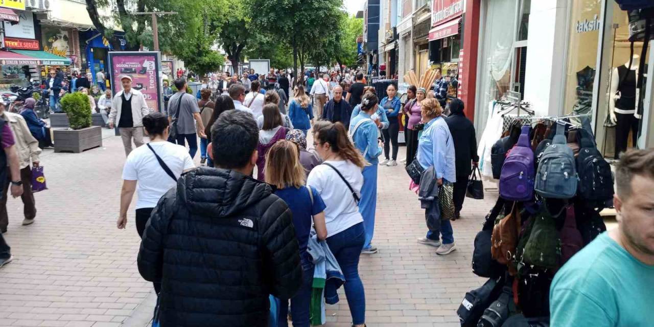 Yağışsız Havayı Fırsat Bilen Vatandaşlar Sokaklara Akın Etti