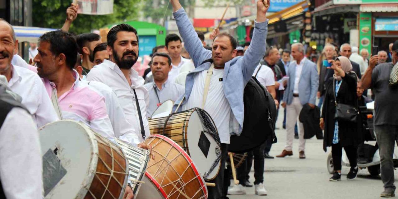Bayram Değil Seyran Değil: Davulcuları Sokaklarda Görenler Şaşırdı