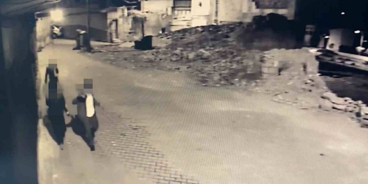Çaldığı Eşyaları Omzunda Taşıyan Hırsız Kameralara Yakalandı