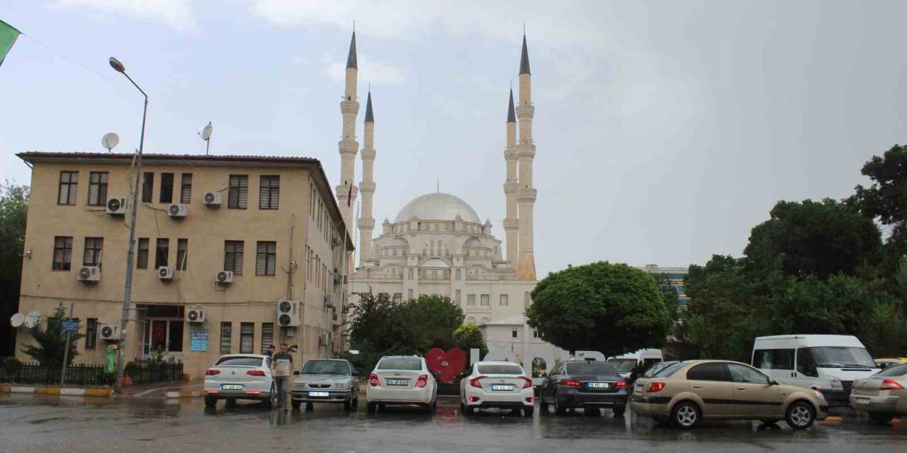 Iğdır’da Yağmur Ve Fırtına Etkili Oluyor