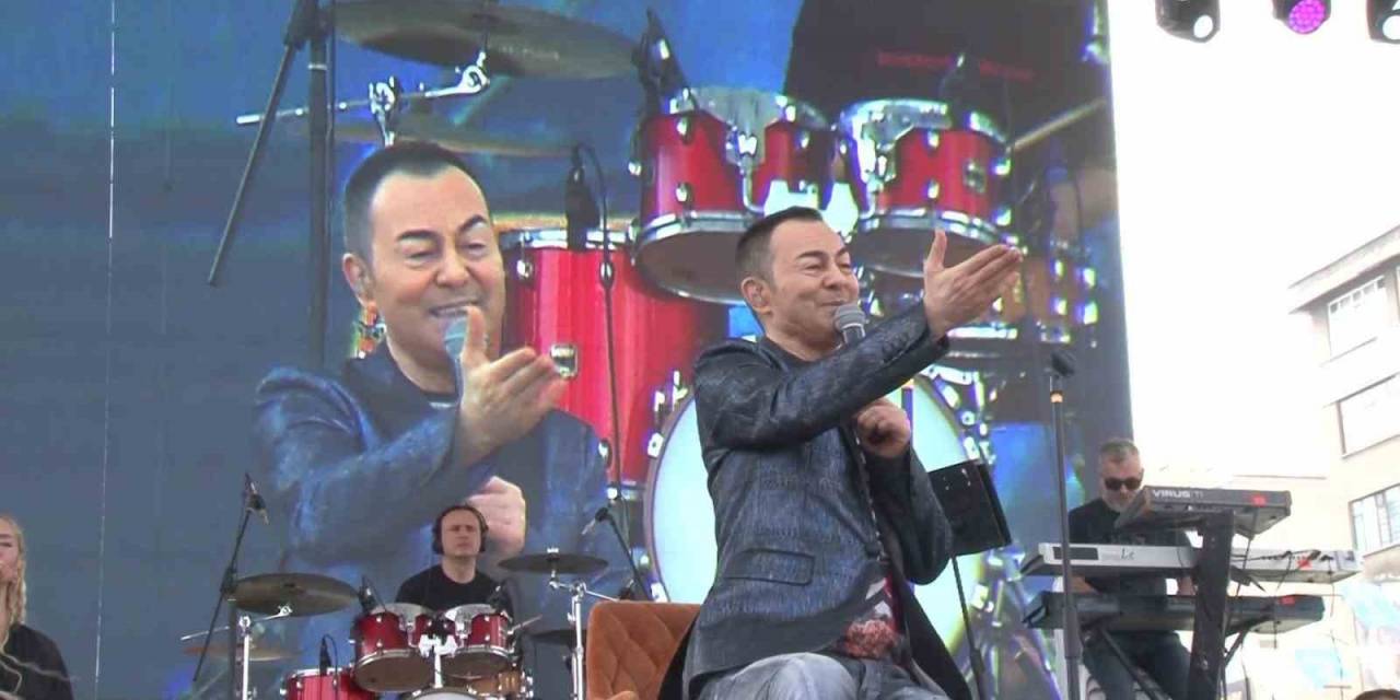 Ünlü Müzisyen Serdar Ortaç Ümraniye’de Sahne Aldı