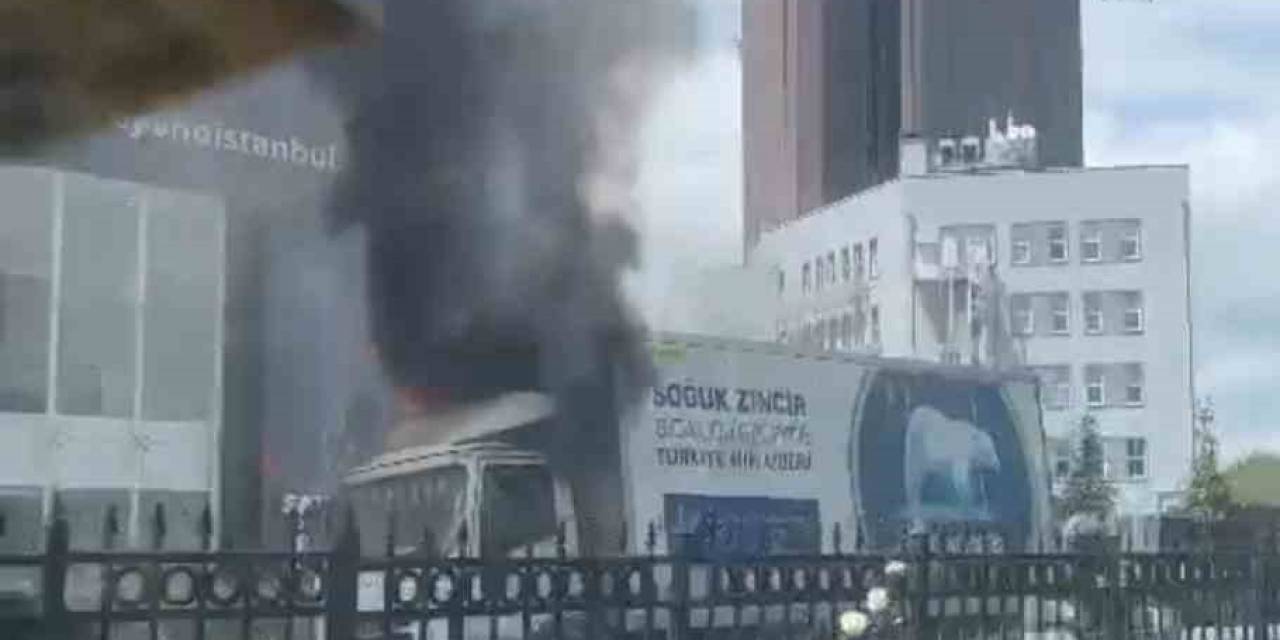 Maslak’ta Kamyonun Alev Alev Yandığı Anlar Kameraya Yansıdı