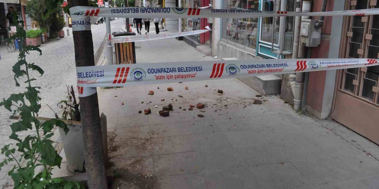 Binadan Düşen Beton Parçaları Mahalleliyi Tedirgin Etti