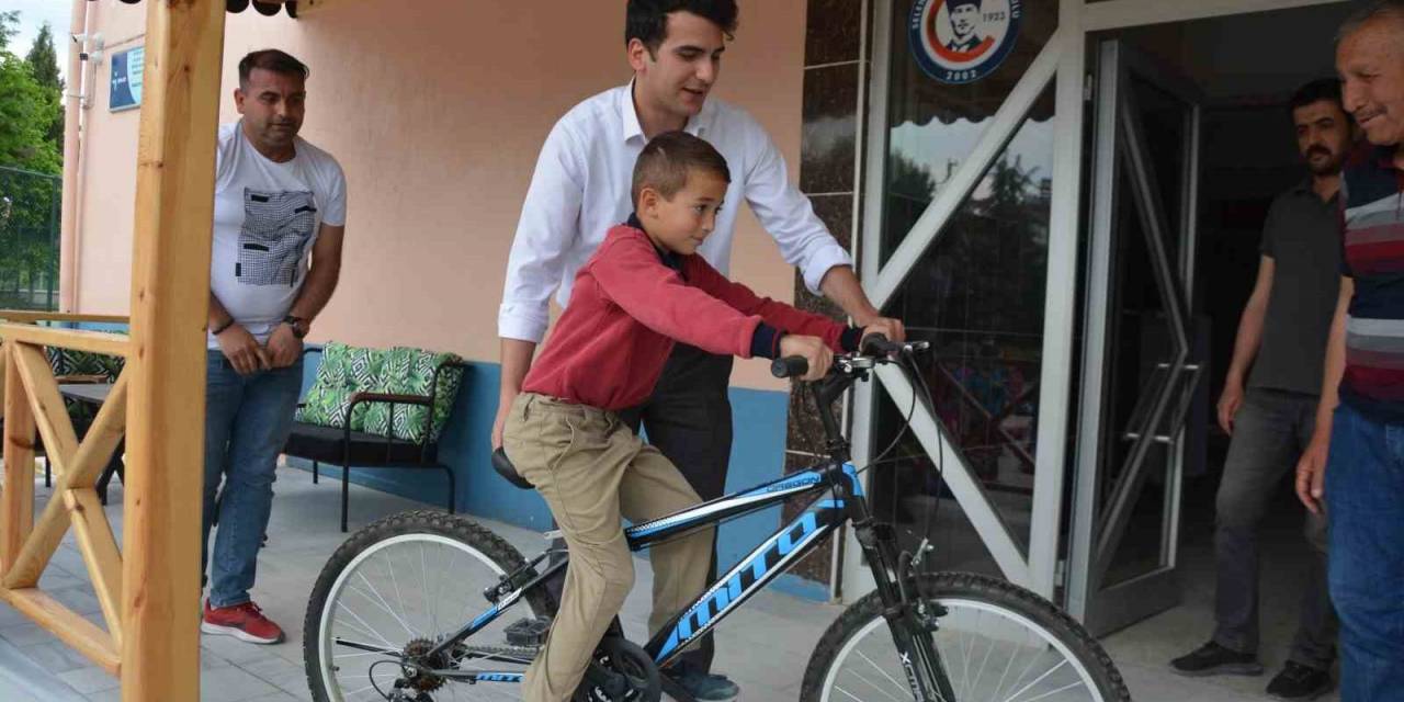 Selendi’de En Çok Kitap Okuyan Öğrenci Bisiklet İle Ödüllendirildi