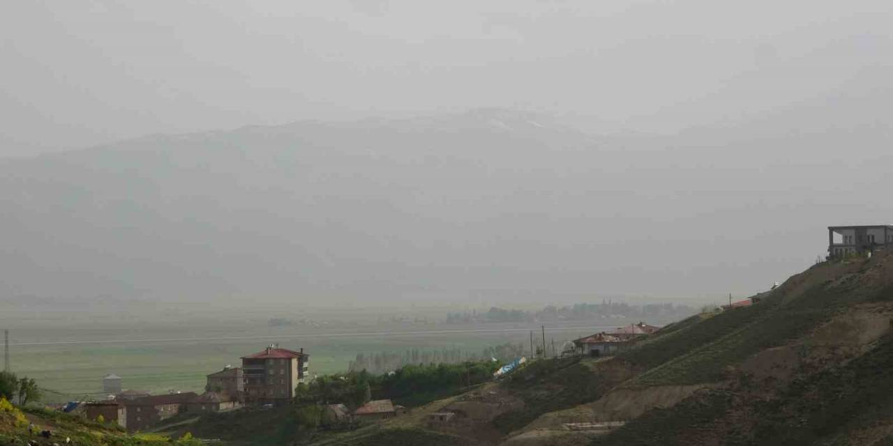 Yüksekova’yı Saran Dağlar Toz Bulutundan Kayboldu