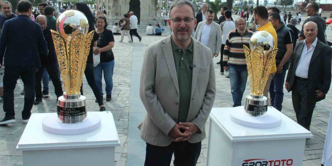 Bakan Kasapoğlu, Şampiyonluk Kupalarının Sergisine Katıldı