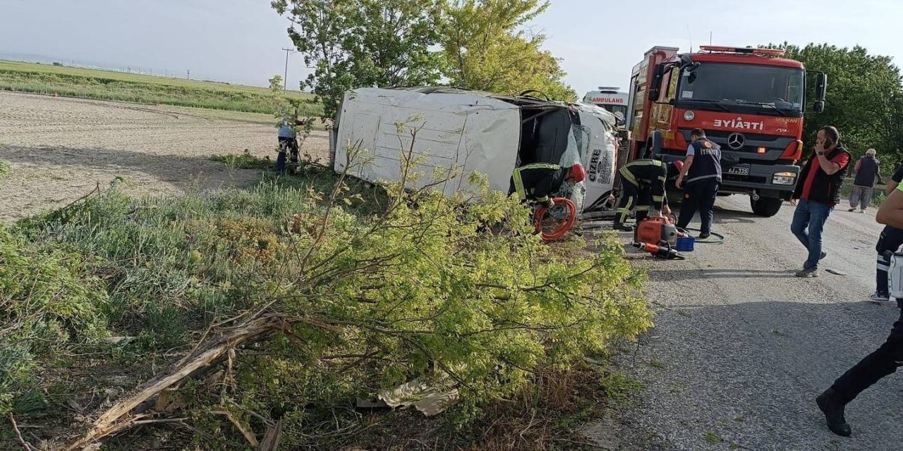 Karaman’da Tarım İşçilerini Taşıyan Minibüs Devrildi: 16 Yaralı