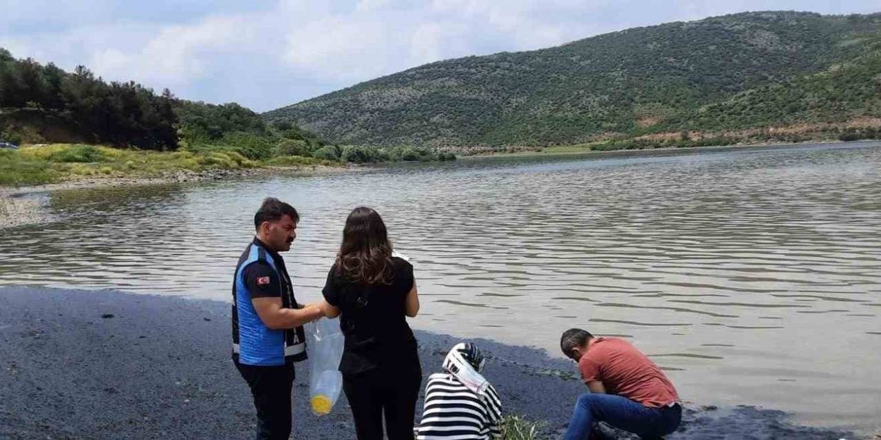 Barajdaki Su Yüzeyinin Siyah Renge Bürünmesi Vatandaşları Tedirgin Etti