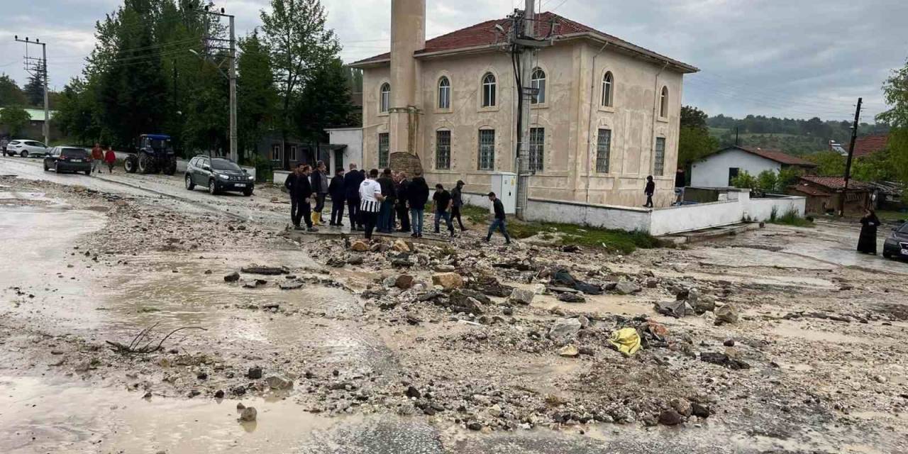 Bozüyük’te Sel Nedeniyle Bazı Evleri Su Bastı, Araziler Zarara Uğradı