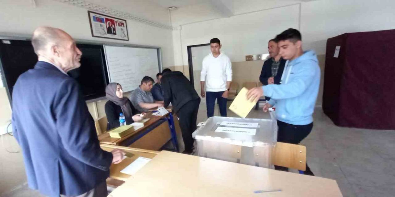 Tatvan’da Oy Kullanma İşlemi Başladı